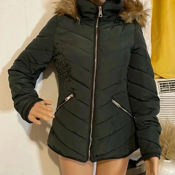 F & F women’s puffer jacket with detachable hood - Picture 5 of 16